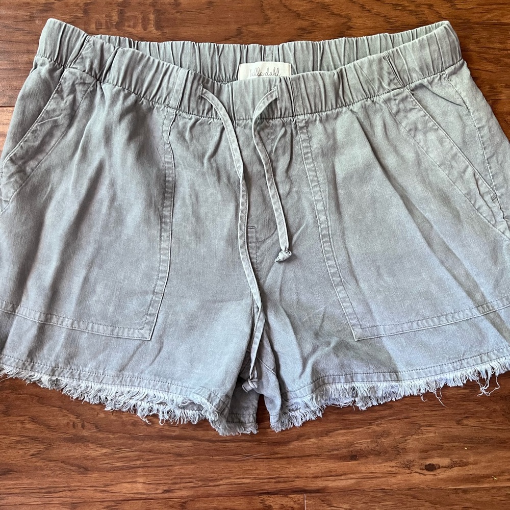 Bella Dahl light gray shorts size small